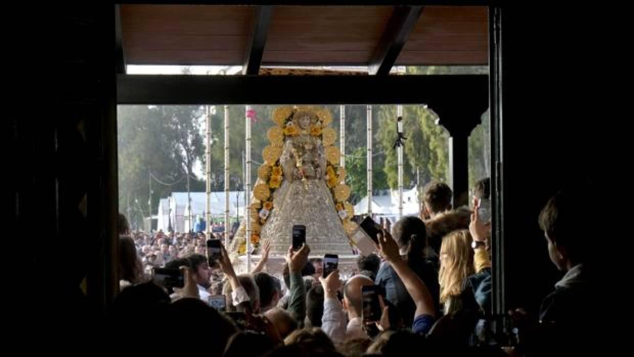 La Virgen del Rocío durante su procesión