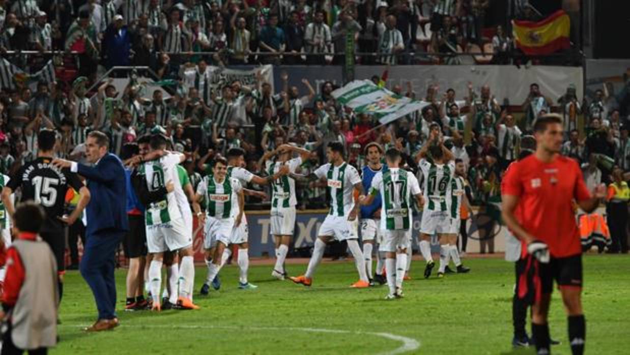 La plantilla del Córdoba CF celebra la victoria con la afición en Reus