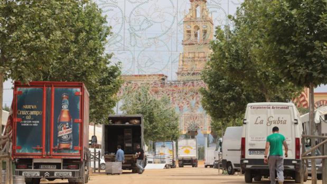 Desmontaje de la Feria de Nuestra Señora de la Salud de Córdoba tras su clausura