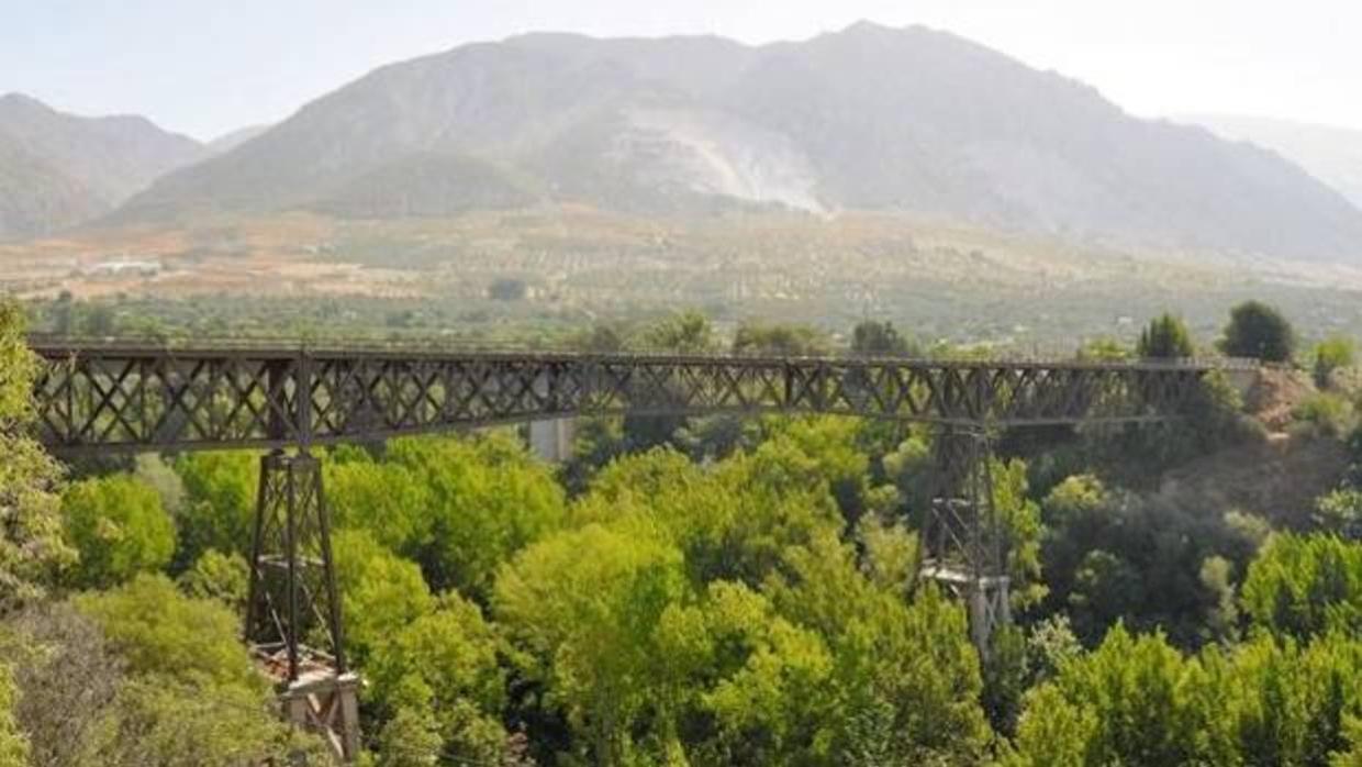 El conocido como Puente de Lata de Dúrcal, en Granada, desde donde cayó el joven