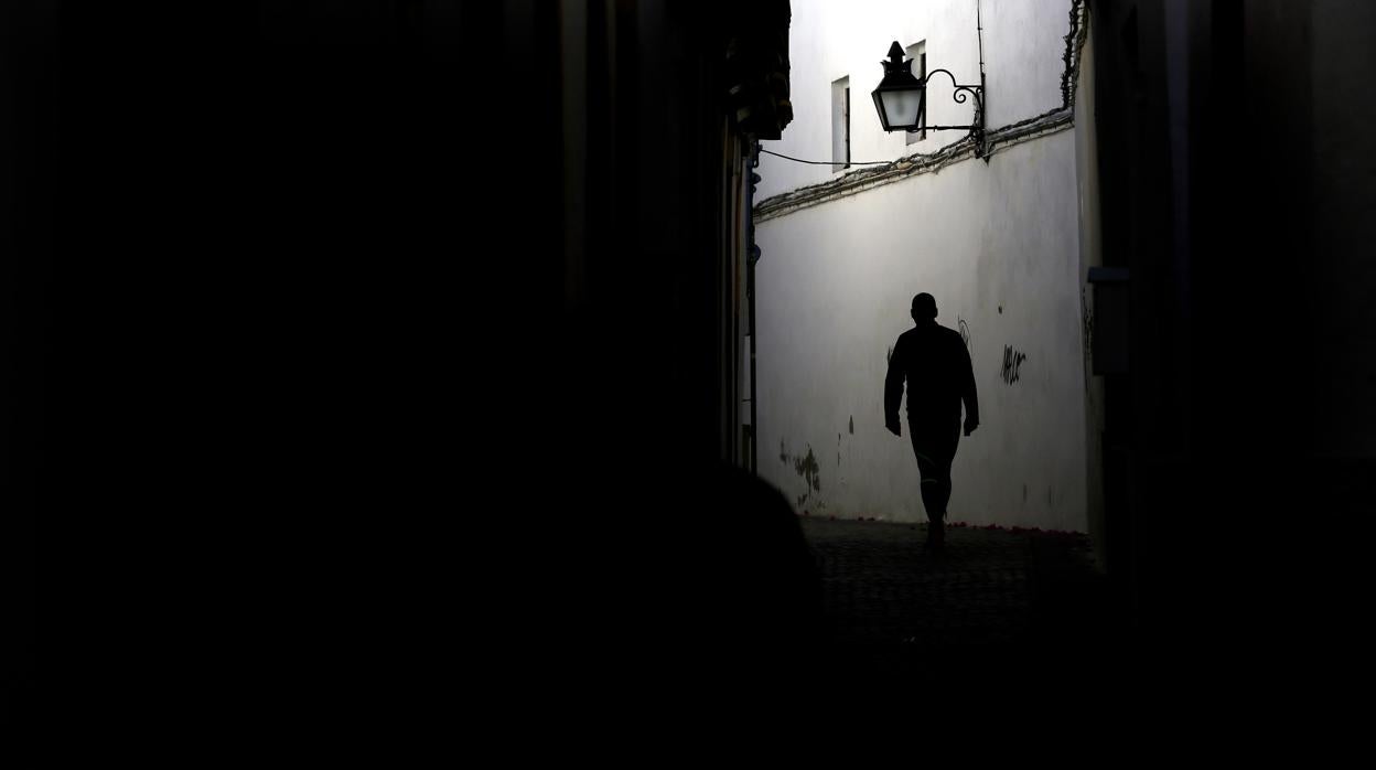 Un hombre se pasea por una de las callejuelas del Casco Histórico cordobés