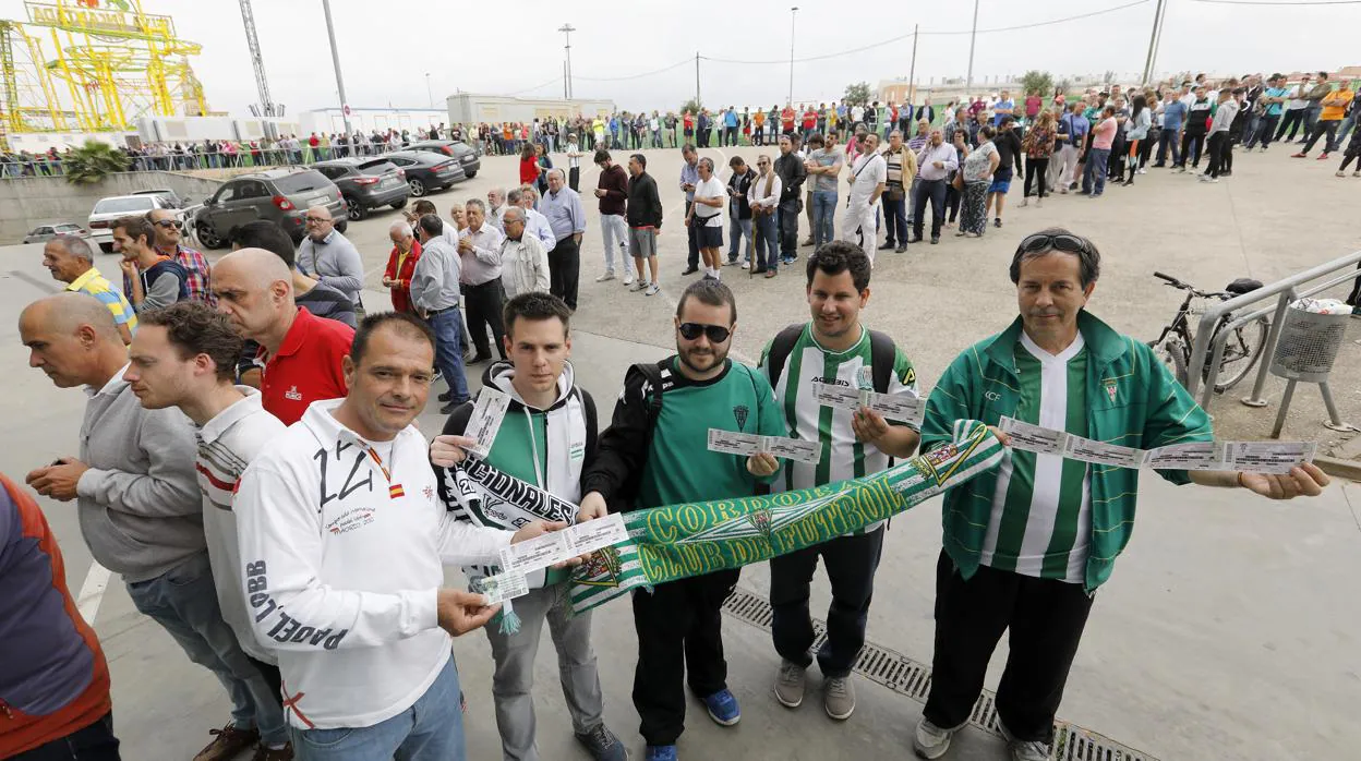 Centenares de aficionados compran entradas del Córdoba CF-Sporting