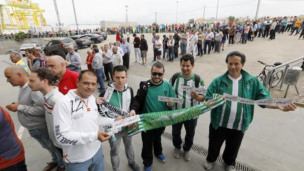 La reventa de entradas, con precios hasta 300 euros, también juega el Córdoba CF-Sporting de Gijón