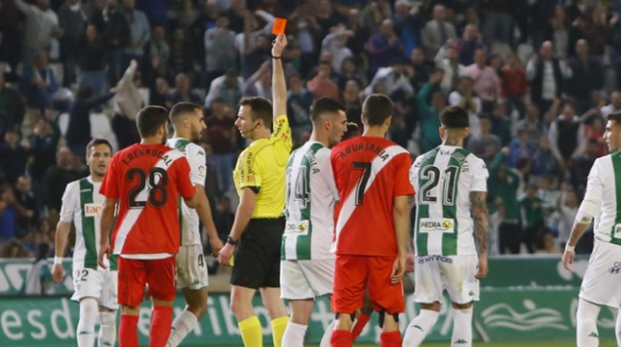 López Toca muestra la tarjeta roja a Eteki durante el Córdoba CF-Sevilla Atlético