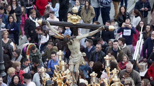 Imagen del Santísimo Cristo del Amor durante su estación de penitencia