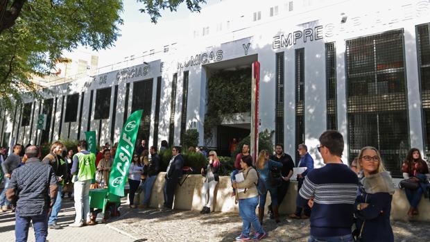 El Defensor del Pueblo estudia la situación de los interinos del Servicio Andaluz de Salud