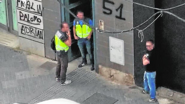 Policías ante el edificio de Antonio Maura, 51, en el barrio de Ciudad Jardín de Córdoba