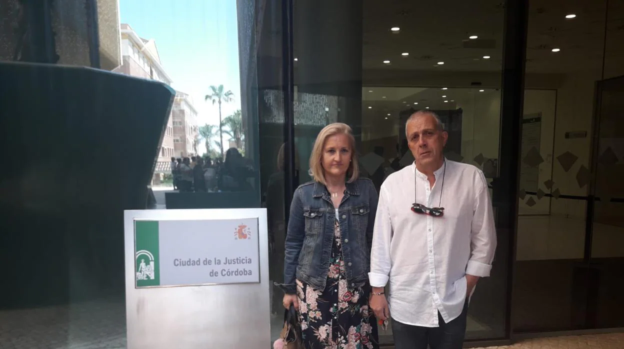 Los padres de Paco Molina, el viernes a la entrada de la Ciudad de la Justicia de Córdoba