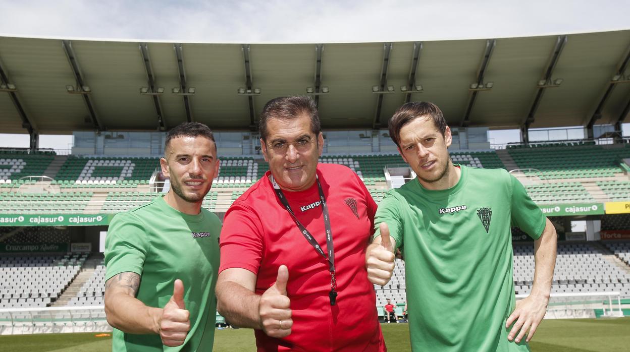 Los dos cordobeses del Córdoba CF, Fernández y Lara, junto al entrenador, Sandoval