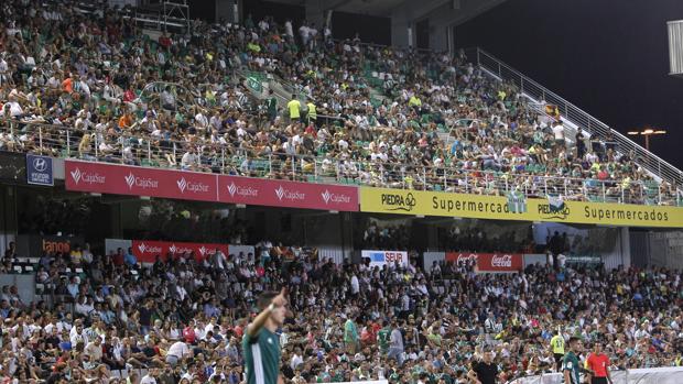 La afición del Córdoba CF, en la tribuna de preferencia de El Arcángel