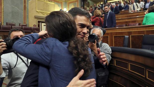 Pedro Sánchez se funde en un abrazo con Pablo Iglesias en el Congreso