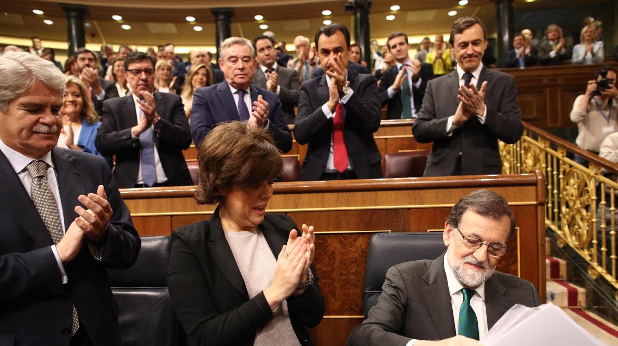 La bancada del PP aplaude a Mariano Rajoy en el Parlamento