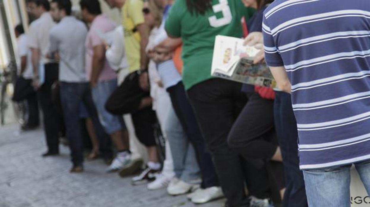 Cola de parados en la oficina del SAE de la Calle Alfonso XII