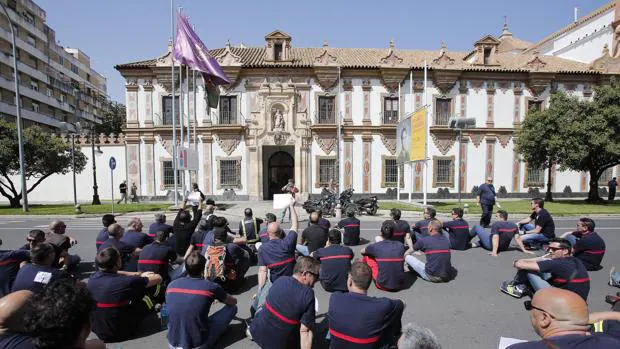 Concentración de bomberos ante la sede de la Diputación Provincial de Córdoba