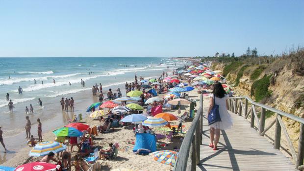 Libertad de horarios comerciales para tres zonas de afluencia turística de Cádiz y Huelva