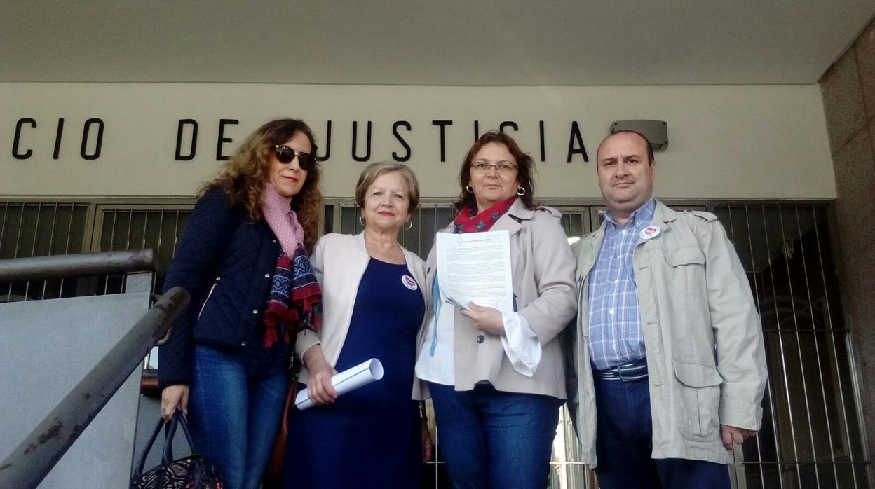 Miembros de la plataforma en la sede judicial tras presentar la denuncia