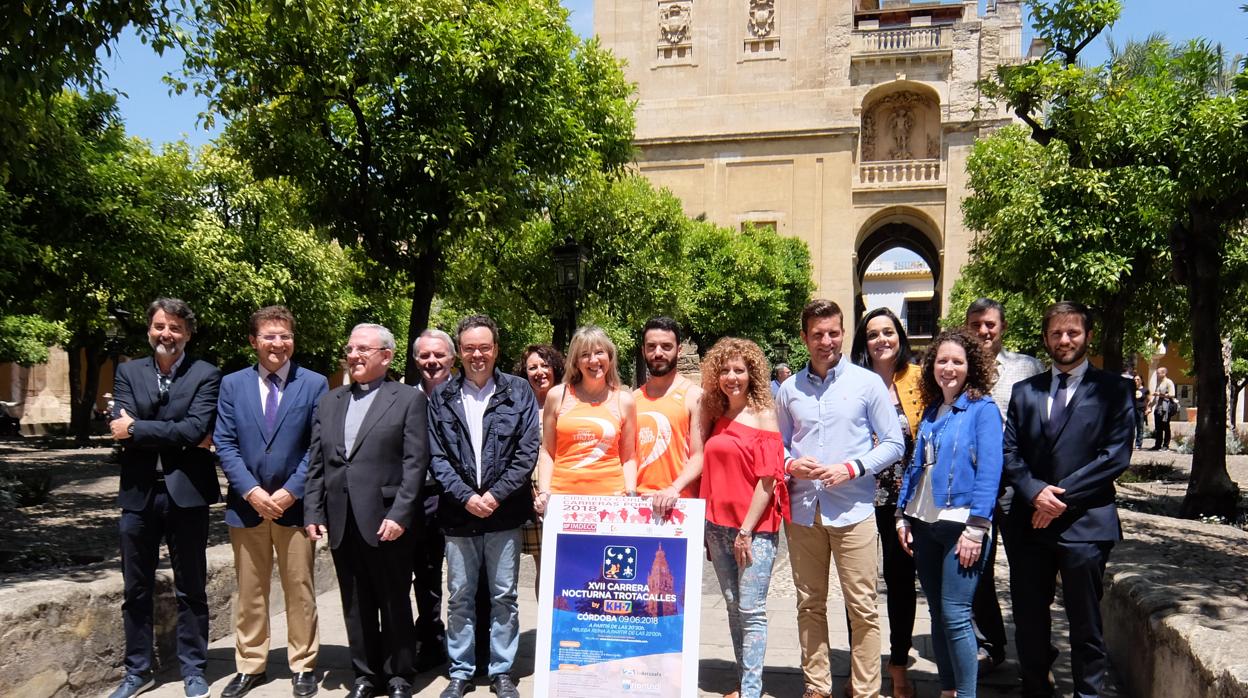 Autoridades y organizadores, ayer, en la presentación en el Patio de los Naranjos