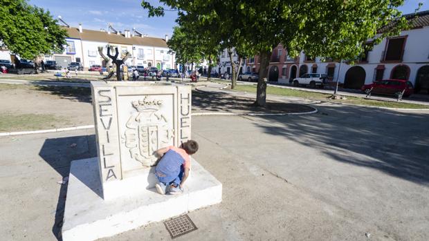 Un niño juega en la plaza de las Clavellinas