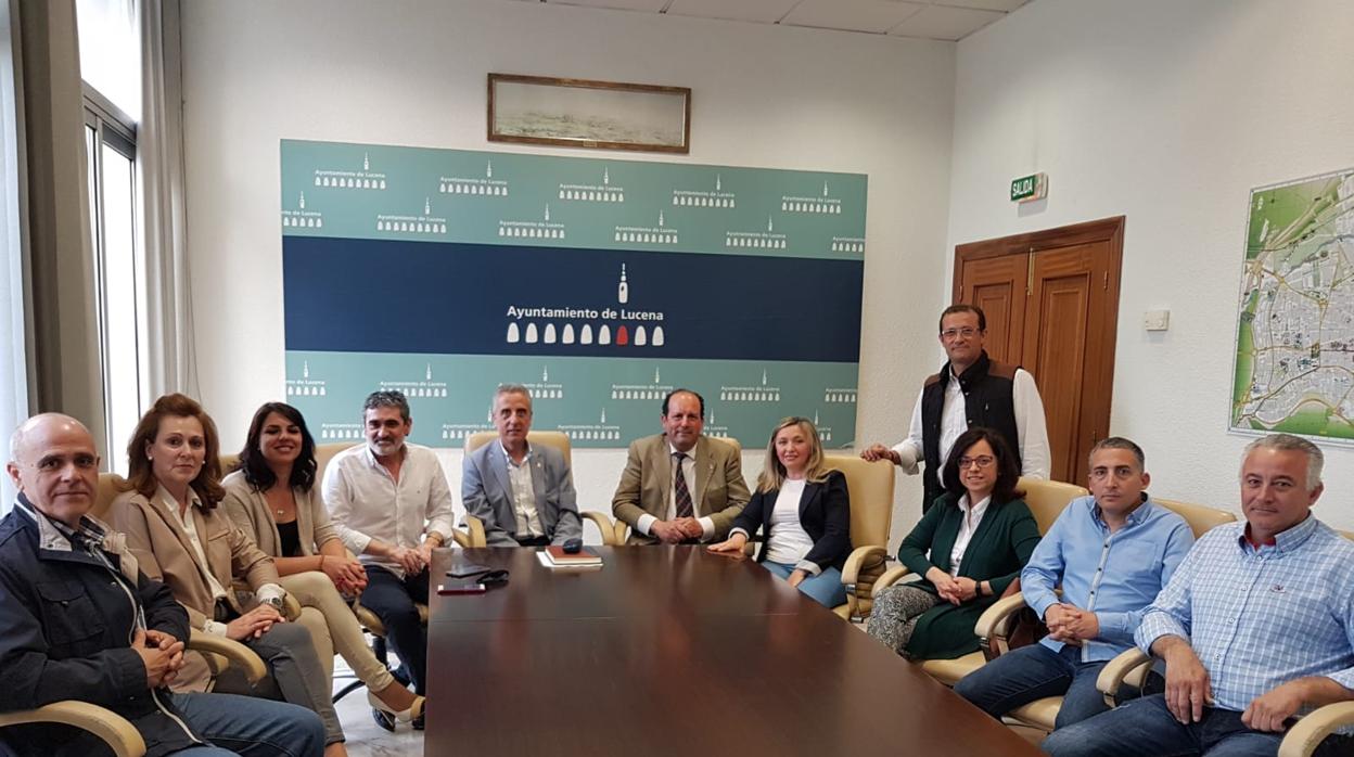 Reunión entre representantes de la comunidad educativa del Virgen de Araceli y ediles de Lucena