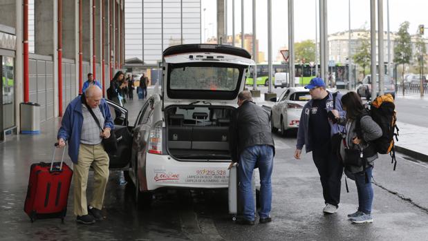 Viajeros subiendo a un taxi junto a la estación del AVE en Córdoba