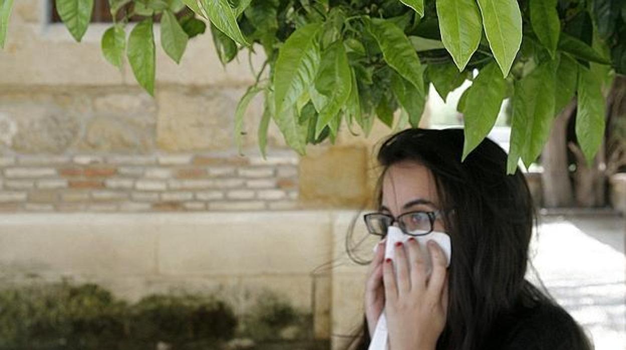 Una joven sufre las consecuencias de la alergia al polen
