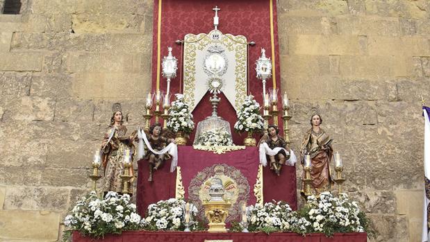 La hermandad de la Misericordia de Córdoba presenta un altar presidido por su estandarte sacramental