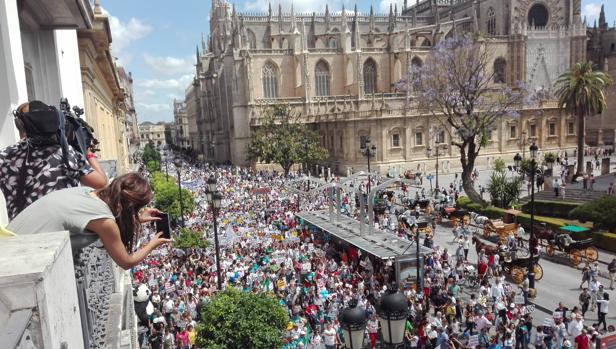 Miles de personas protestan por las calles del Centro de Sevilla por los «recortes» en Salud