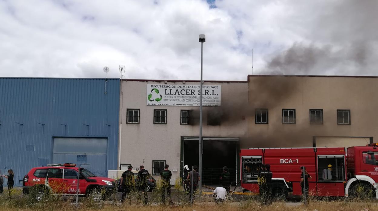 El incendio en una nave industrial de reciclaje ha afectado a todas las dependencias