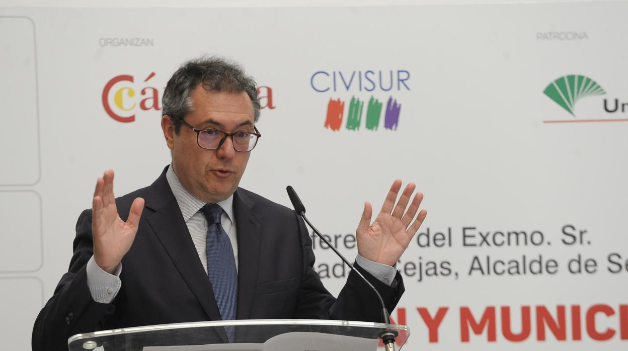 Juan Espadas durante el foro de Civisur