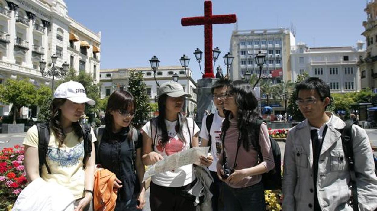 Turistas en las Tendillas durante las Cruces