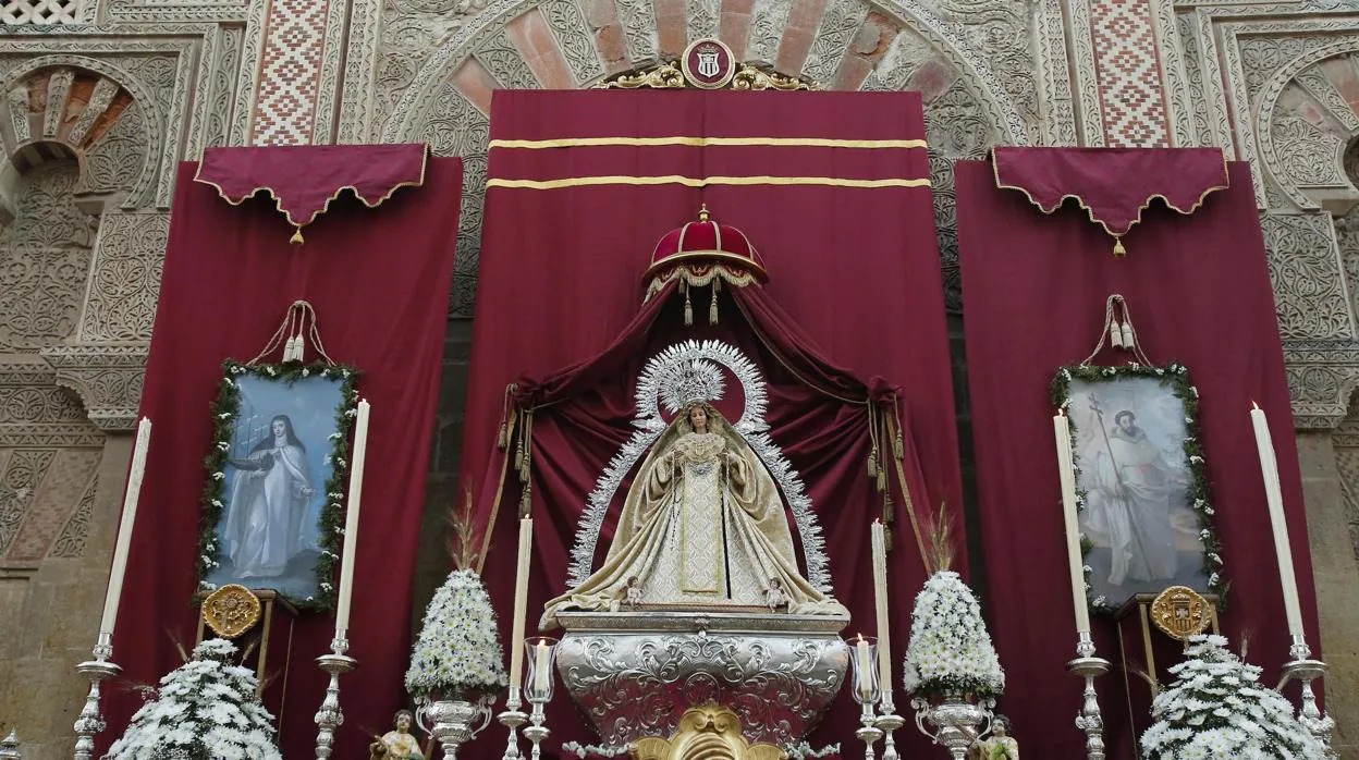 Altar instalado por la hermandad de la Merced para Corpus