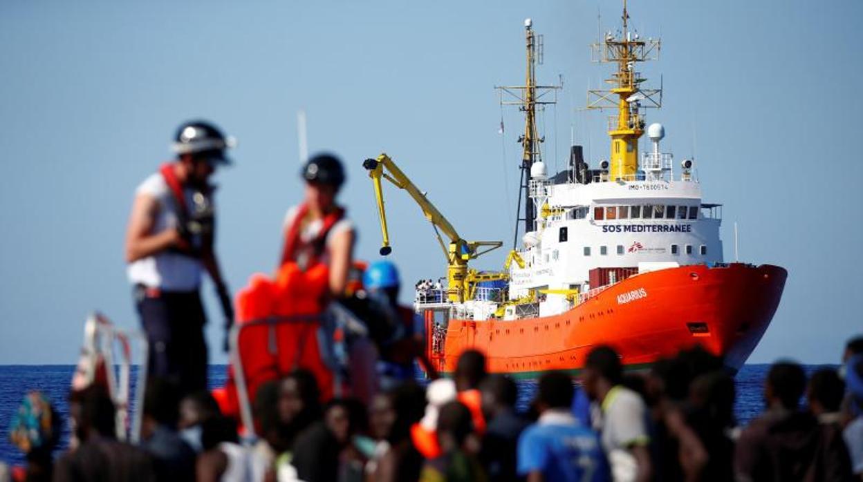 En el barco navegan más de 620 refugiados