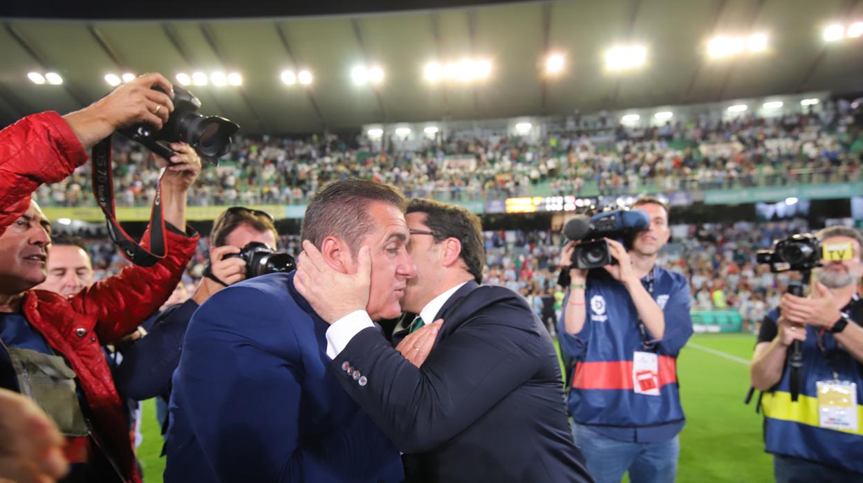 El presidente del Córdoba CF, Jesús León, besa a José Ramón Sandoval en el último partido