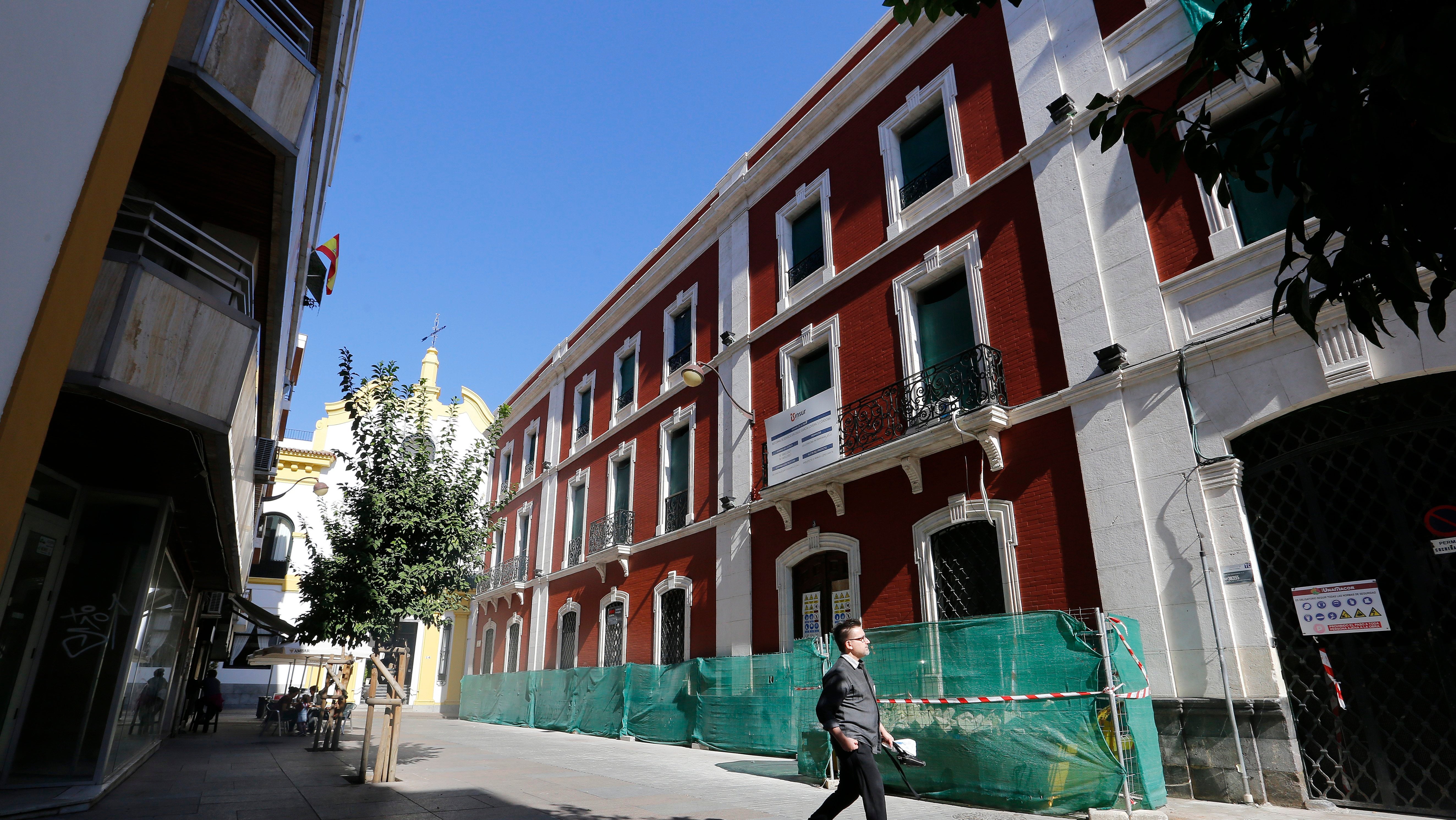 Una persona pasa por delante del hotel de la calle García Lovera