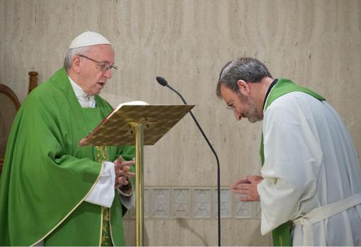 Joaquín Alberto Nieva, antes de leer el Evangelio en la misa