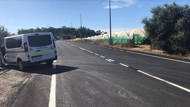 Pinta una línea discontinua en una carretera de Lepe para acceder a su trabajo sin maniobrar