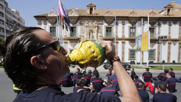 Manifestación de bomberos ante la Diputación Provincial de Córdoba