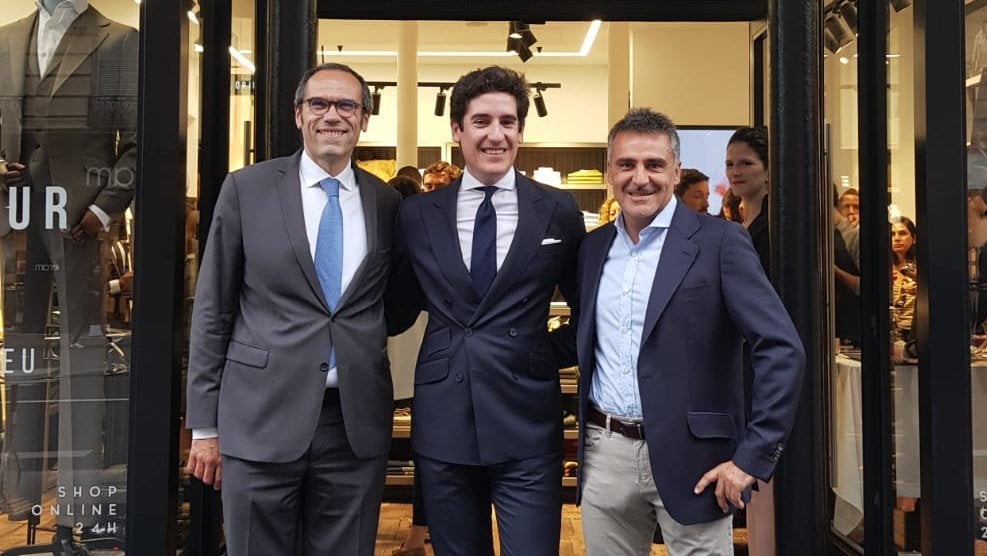 Pablo López, en el centro de la imagen durante la inauguración en la capital de Francia