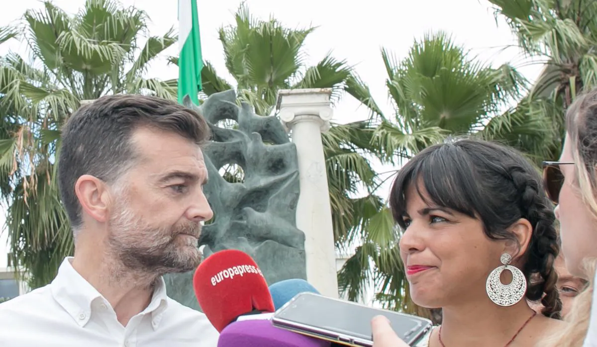 Antonio Maíllo y Teresa Rodríguez delante del monumento a Blas Infante en Sevilla