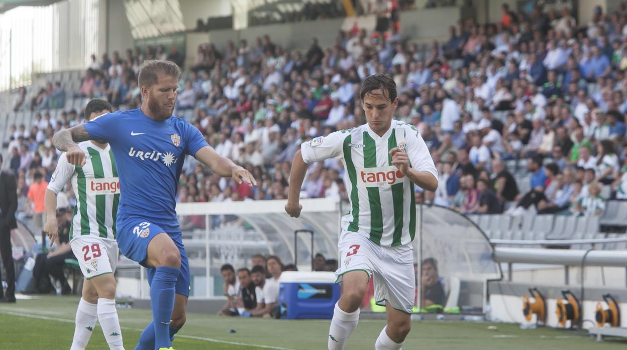 Morcillo, a la izquierda, encima a Bíttolo durante el Córdoba-Almería de la temporada 2016/17