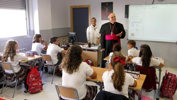 El obispo de Córdoba defiende su «derecho» a visitar en los colegios a los alumnos de Religión