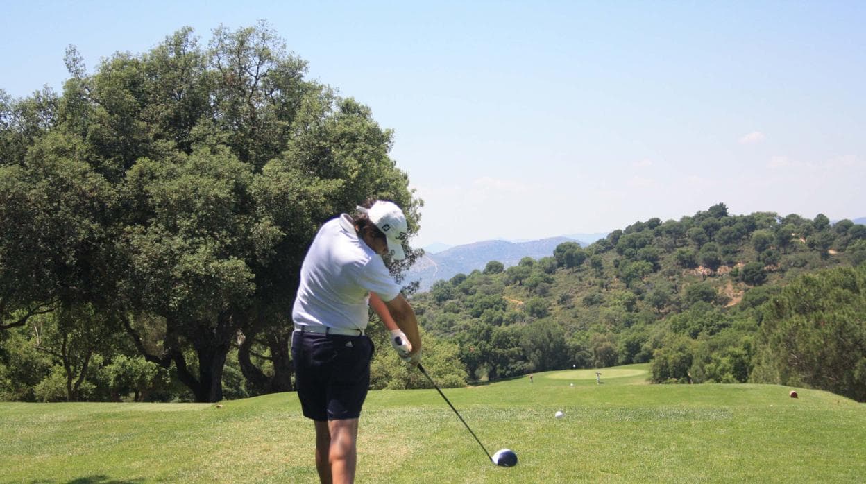 El golfista Diego Román, en el primer hoyo del Real Club de Campo de Córdoba