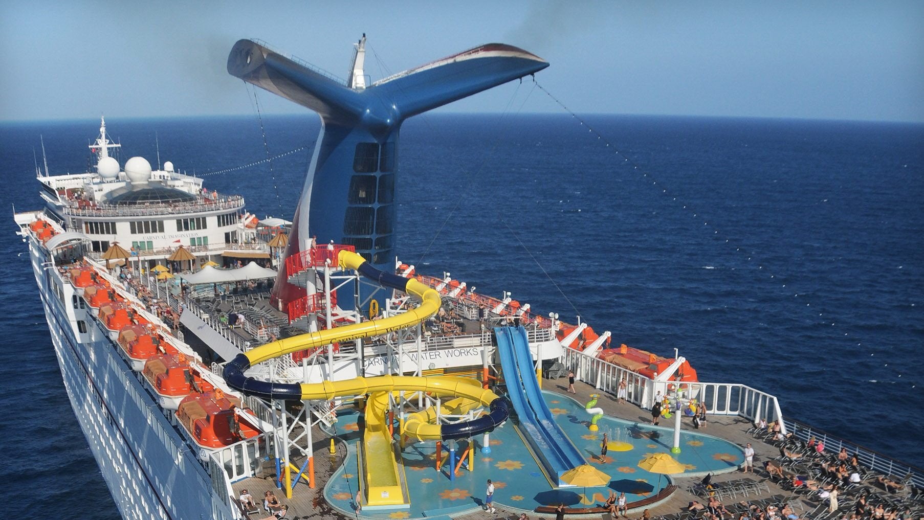 Un barco lleno de turistas surcando el mar