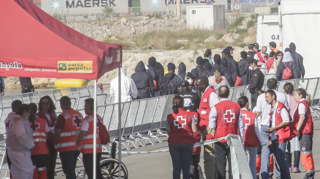 Recepción de inmigrantes al muelle valenciano provenientes del barco Aquarius