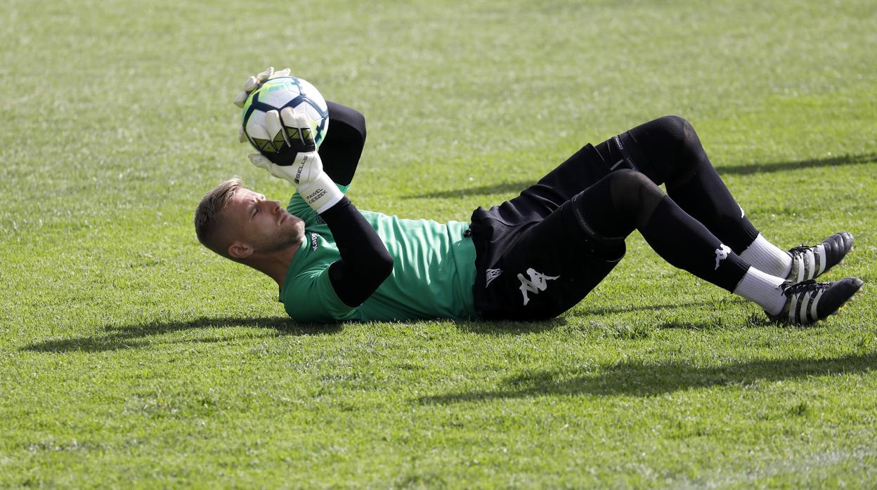 El portero del Córdoba CF Pawel Kieszek ataja el balón en un entrenamiento