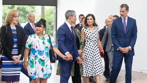 La Reina Letizia deslumbra con un vestido de la diseñadora cordobesa Matilde Cano