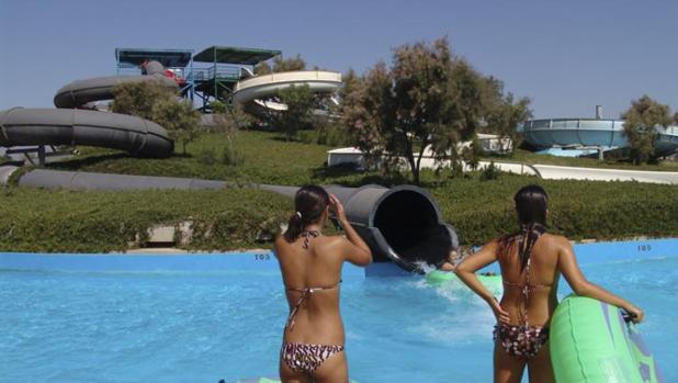 Hospitalizado un niño tras ser succionado en una piscina de un parque acuático de Roquetas de Mar