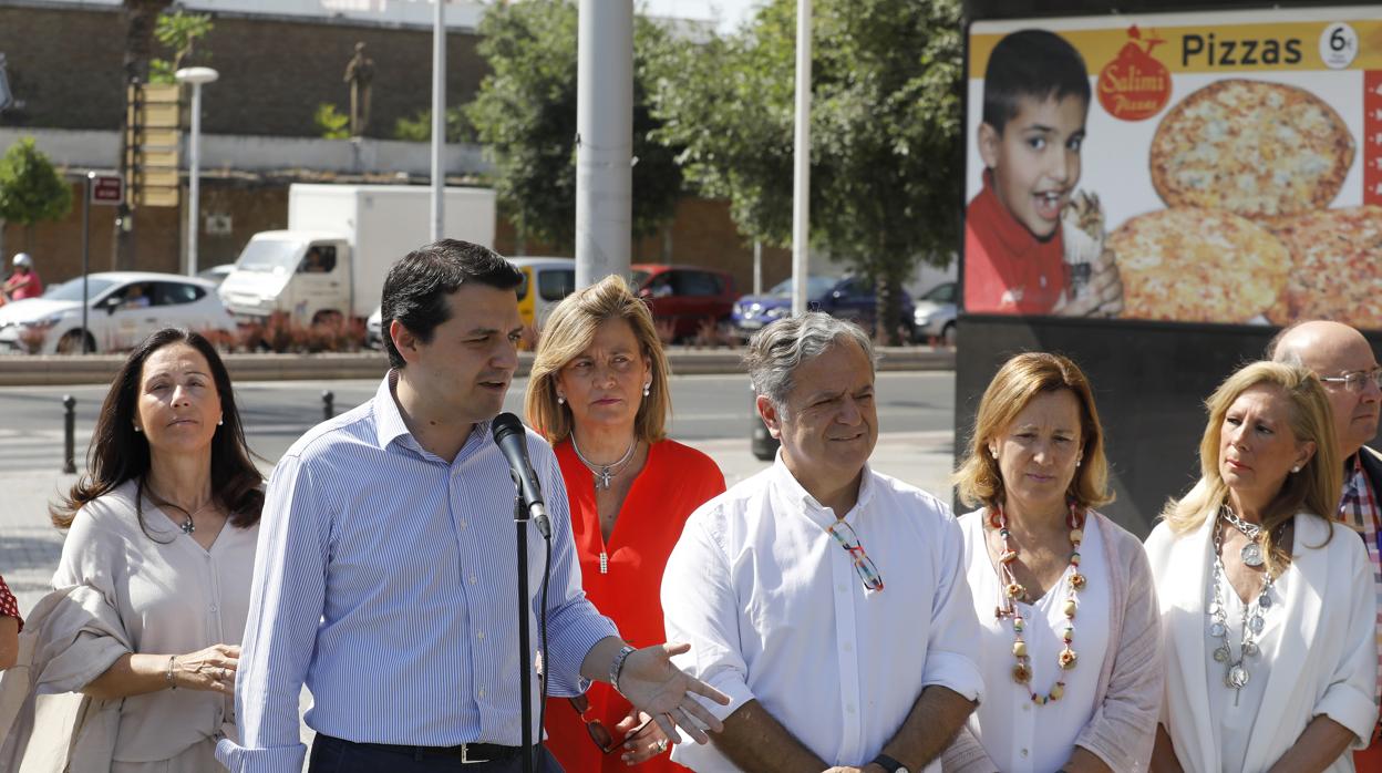 José María Bellido, acompañado de sus ediles, ante el Pabellón de la Juventud