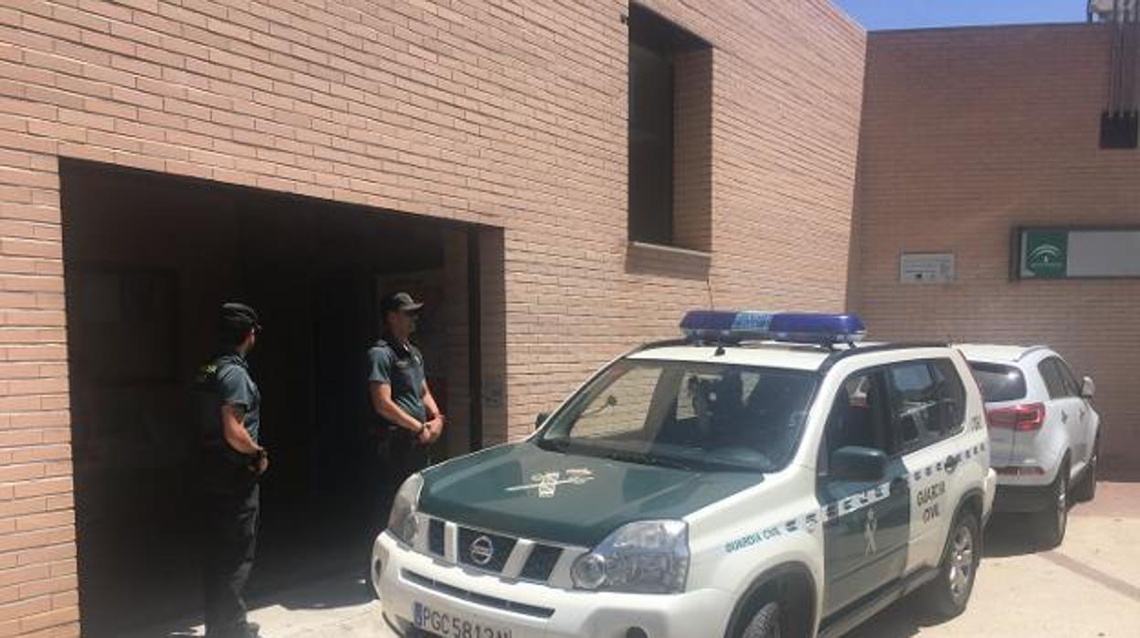 La Guardia Civil, durante el operativo para retirar la custodia al padre de Granada.