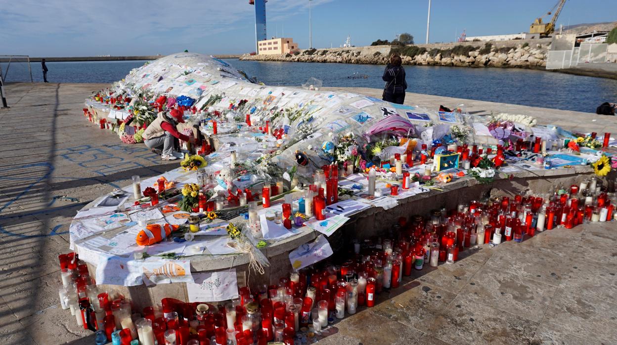 Monumento de una ballena en el paseo marítimo de Almería que se ha convertido en un símbolo para rememorar a Gabriel